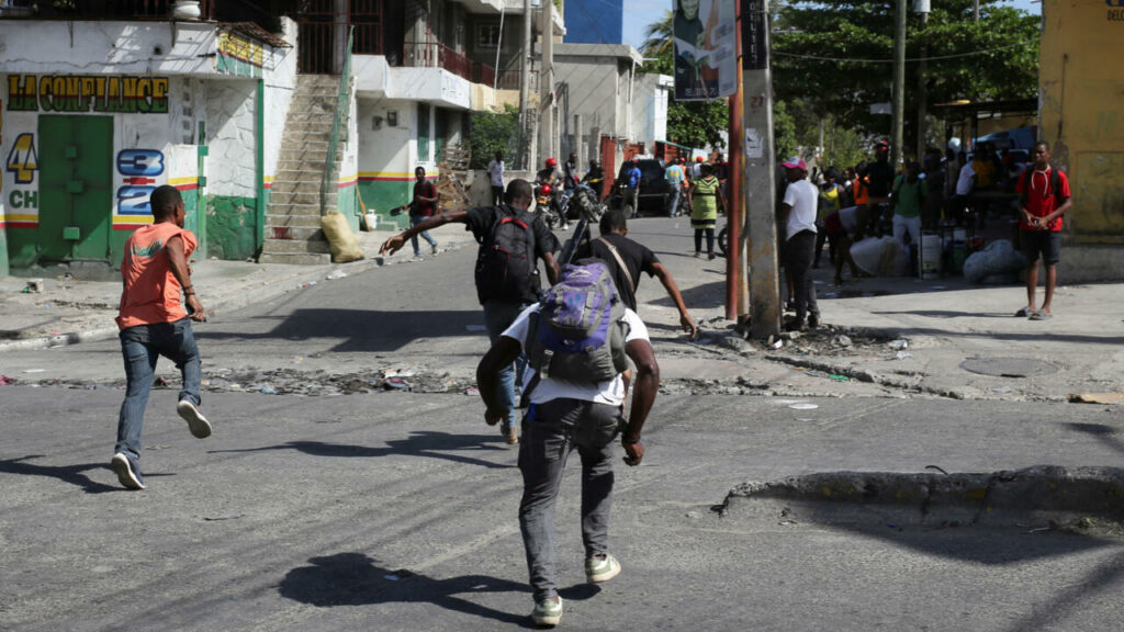 Des habitants du quartier Delmas 30 se protègent et fuient leurs maisons en raison de la violence des gangs, à Port-au-Prince, Haïti, le 25 février 2025.
